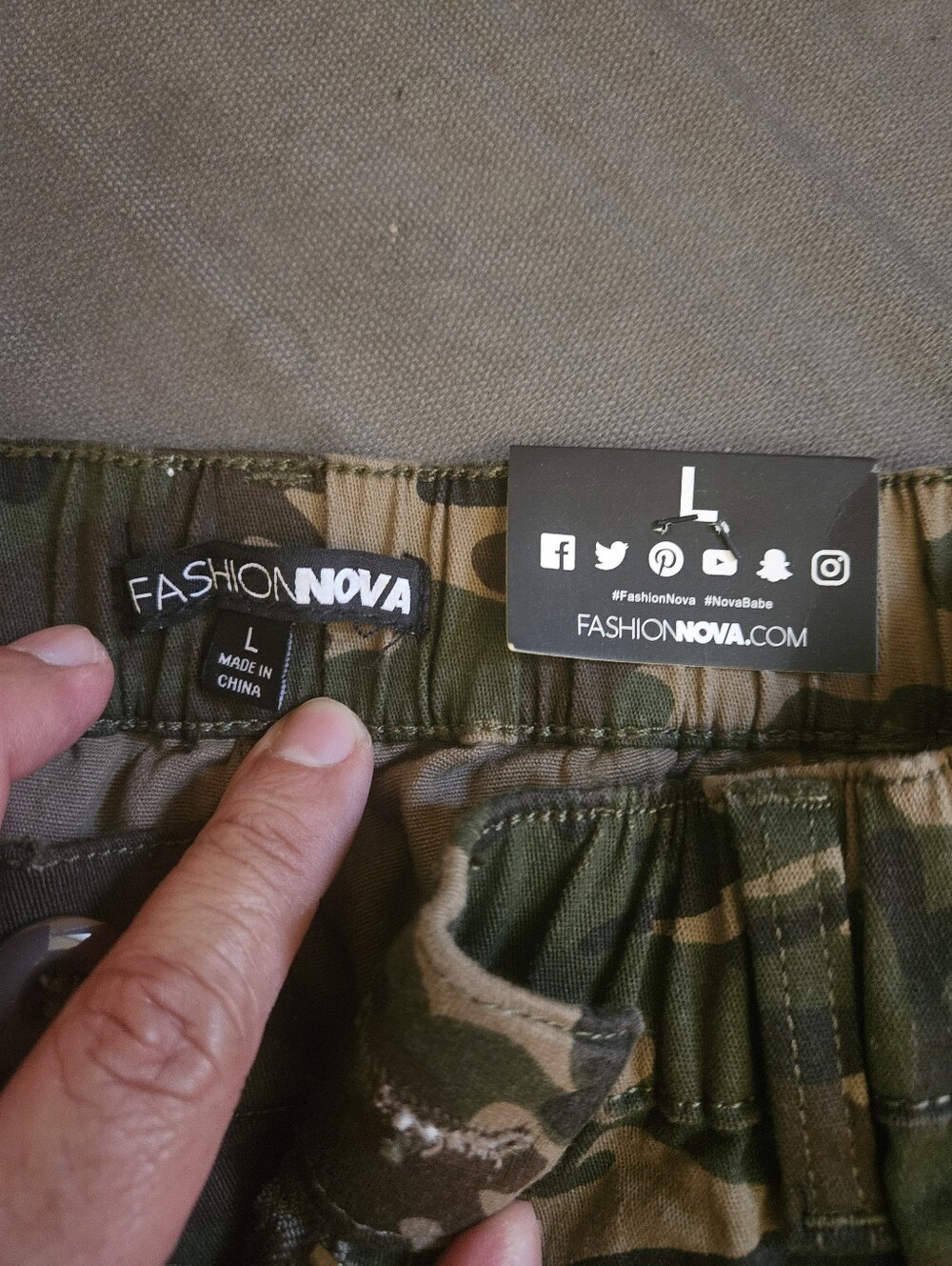 Fashion Nova Camo Cargo Pants Size L - Picture 5 of 7